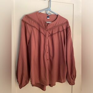 Old Navy Women’s Top/Blouse Size Medium SALMON color. Flowing and comfortable.